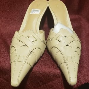 Cross design Pointed toe kitten heel